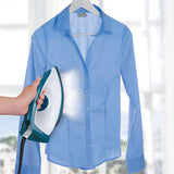 CLEANmaxx Dampfbügelstation - Stufenlose Temperaturregulierung in petrol/weiß beim vertikalen Bedampfen eines Hemdes.