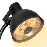 Hoberg Infrarot-Heizstrahler mit Standfuß, schwarzer Lampenkopf, Carbon-Heizelement und sichtbarer Wärmequelle in Funktion.