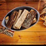 LUMALAND Kaminholztasche aus Filz mit Tragegriff in Dunkelgrau, 40 x 25 x 28 cm, gefüllt mit Kaminholz auf Holzboden