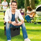 Junger Mann sitzt bequem auf Bierkiste mit BeerBag - Das clevere Tragesystem für Bierkästen im Park bei Freizeitaktivität.