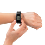 VITALmaxx Fitness-Armband - Schwarz am Handgelenk mit beleuchtetem LCD-Display und verstellbarem Silikon-Armband.