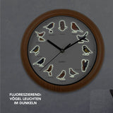 MAXXMEE Wanduhr mit Vogelstimmen - 25cm mit fluoreszierenden Vogelmotiven, die im Dunkeln leuchten, und naturgetreuen Vogelstimmen.