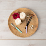 MIWIAM Nagelfeilen 3er-Set mint/flieder/schwarz auf Holztablett mit Kerzen und Blumen für präzises Nagelfeilen.