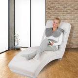 Frau entspannt mit VITALmaxx Heizdecke Nacken & Rücken 2in1 100W in Anthrazit mit Wärme- und Massagefunktion aus weichem Fleece.