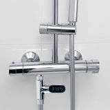 MAXXMEE Thermometer für Wasserarmaturen - chromfarben mit LED-Temperaturanzeige an moderner Duscharmatur installiert.