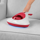 MAXXMEE Akku-Milben-Handstaubsauger mit UV-C Licht in weiß/rot zur effektiven Milben- und Oberflächendesinfektion auf Polstermöbeln.