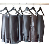 CLEANmaxx Hemdenbügler PRO mit Hosenaufsatz zeigt faltenfrei getrocknete und gebügelte Hosen auf Kleiderbügeln in Blau.