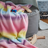 LUMALAND Kuscheldecke für Kinder 75x100 cm in weichem Regenbogen-Multicolour-Design, ideal zum Kuscheln und als bunter Hingucker.