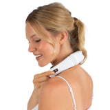 Frau nutzt das MAXXMEE Nacken-Massagegerät EMS weiß/schwarz für entspannende Tiefenmassage mit 16 Intensitätsstufen.