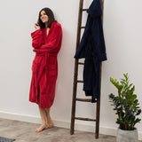 LUMALAND Luxury Mikrofaser Bademantel mit Kapuze für Damen und Herren - Rot - Größe L, weich, warm und schnelltrocknend.