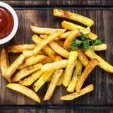 MAXXMEE Heißluft-Fritteuse Digital 4 l in schwarz mit knusprigen Pommes frites und Ketchup auf Holzbrett serviert.