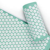 Ein blaugrünes Akupressurmatten- und Kissenset mit weißen kreisförmigen Stachelmustern.