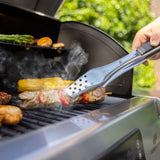 LANDMANN VOLTRIS Elektro-Grillwagen aus Edelstahl mit 2 Grillzonen, emaillierten Gusseisenrosten und Temperaturkontrolle bis 300°C.