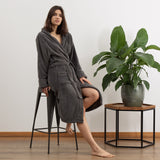 LUMALAND Luxury Mikrofaser Bademantel mit Kapuze für Damen und Herren in Grau, Größe L, weich, warm und schnelltrocknend.