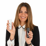 Frau hält Soummé Antitranspirant Protection Roll-On für Männer im 2er-Set, pflegend und wirksam gegen Schweiß und Gerüche.