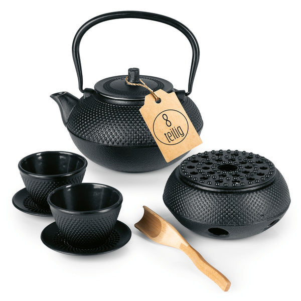 LUMALAND Tee Set 8-teilig mit 1,4 Liter Gusseiserner Teekanne, Stövchen, 2 Bechern und Untersetzern in Schwarz.