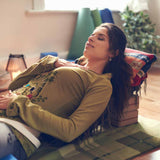 #DoYourYoga Yoga-Bolster Paravati in Rot, gefüllt mit Bio-Dinkelspelz, 67x22x13 cm zur Unterstützung für restorative Yoga-Übungen.