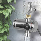 GARVIDA Durchlauferhitzer Kompakt - Edelstahl/schwarz mit LED-Temperaturanzeige und Edelstahlgehäuse am Wasserhahn montiert.