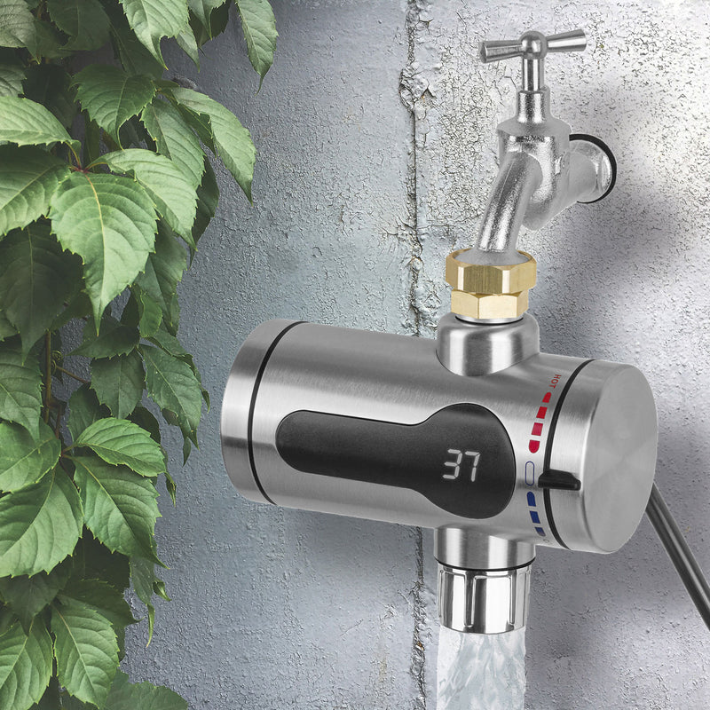 GARVIDA Durchlauferhitzer Kompakt - Edelstahl/schwarz mit LED-Temperaturanzeige und Edelstahlgehäuse am Wasserhahn montiert.