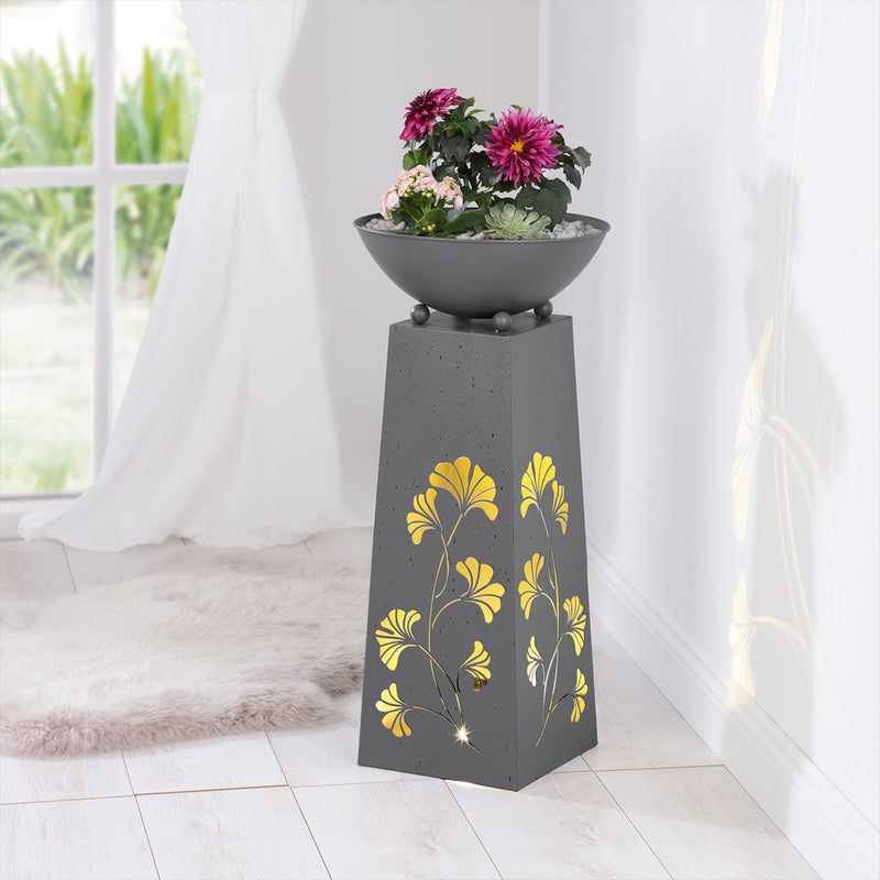 EASYmaxx LED-Dekosäule mit Pflanzschale in Beton-Optik grau mit warmweiß leuchtendem Gingko-Design und Pflanzarrangement.