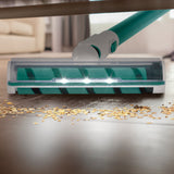 MAXXMEE Akku-Zyklon-Staubsauger mit Schmutzgraderkennung weiß/grün mit rotierender Mikrofaserdüse und LED-Beleuchtung beim Saugen.