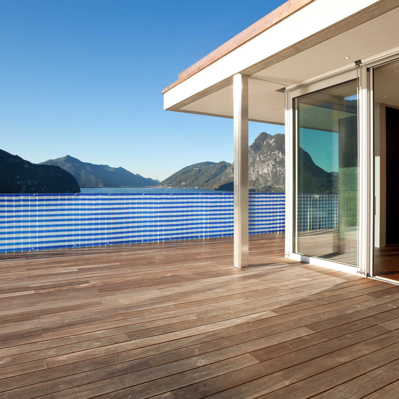LUMALAND Balkonsichtschutz inkl. Befestigungsseil 0,9 x 5 m in Blau/Weiß an Balkon mit Bergblick montiert.
