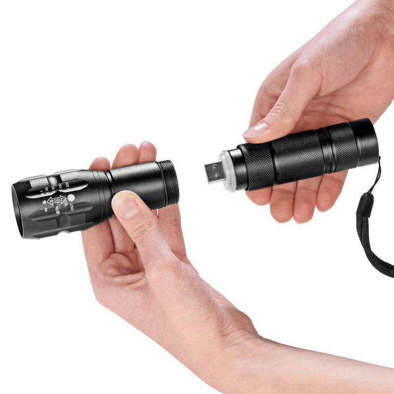 MAXXMEE Power-Taschenlampe 3,7V schwarz 1800mAh mit USB-Ladeanschluss, robust, spritzwassergeschützt und vielseitigen Leuchtmodi.