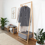 LUMALAND Kleiderständer aus Bambus 159x60x45 cm in Beige mit Ablagefach, robust und modern für Jacken und Accessoires.