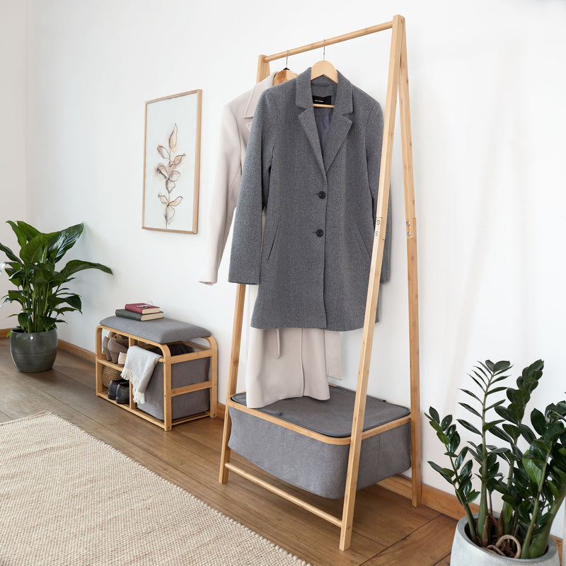 LUMALAND Kleiderständer aus Bambus 159x60x45 cm in Beige mit Ablagefach, robust und modern für Jacken und Accessoires.