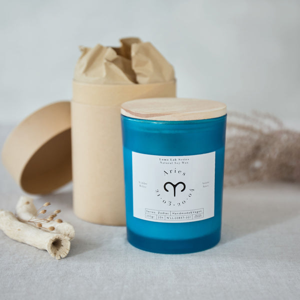 Luma Lab Duftkerze Zodiac / Sternzeichen "Widder" vegane Sojawachskerze im blauen Glas mit Holzdeckel und nachhaltiger Verpackung.