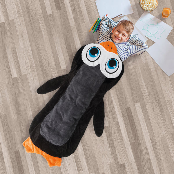 Kind liegt eingehüllt in der flauschigen EASYmaxx Kuscheldecke Pinguin, ideal zum Spielen und für Reisen.
