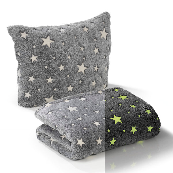 MAXXMEE Verwandlungskissen Glow in the dark Kuschelkissen mit Sternen, das sich in eine leuchtende Kuscheldecke verwandelt.