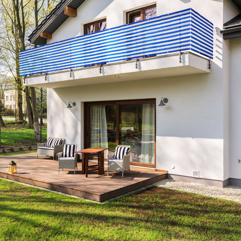 LUMALAND Balkonsichtschutz inkl. Befestigungsseil 0,9x5 m in Blau/Weiß an Balkon montiert, wetterfest und UV-beständig.