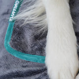 FLUFFINO® Hundedecke/ Wendedecke / Kuscheldecke - 150x100 cm - Grau, weiches Kuscheldeckengewebe mit Hundepranke darauf.