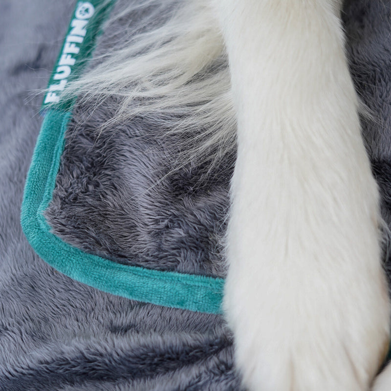 FLUFFINO® Hundedecke/ Wendedecke / Kuscheldecke - 150x100 cm - Grau, weiches Kuscheldeckengewebe mit Hundepranke darauf.