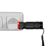 MAXXMEE Power-Taschenlampe 3,7V schwarz 1800mAh stehend am Steckdosenadapter, robust und spritzwassergeschützt.