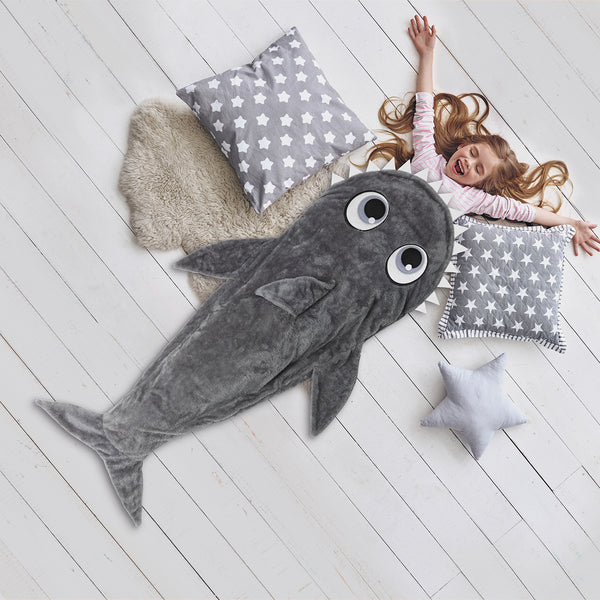 EASYmaxx Kuscheldecke Hai - grau/rot/weiss, flauschiges Fleece, robust, maschinenwaschbar, ideal für Reisen, Camping und Spielen.