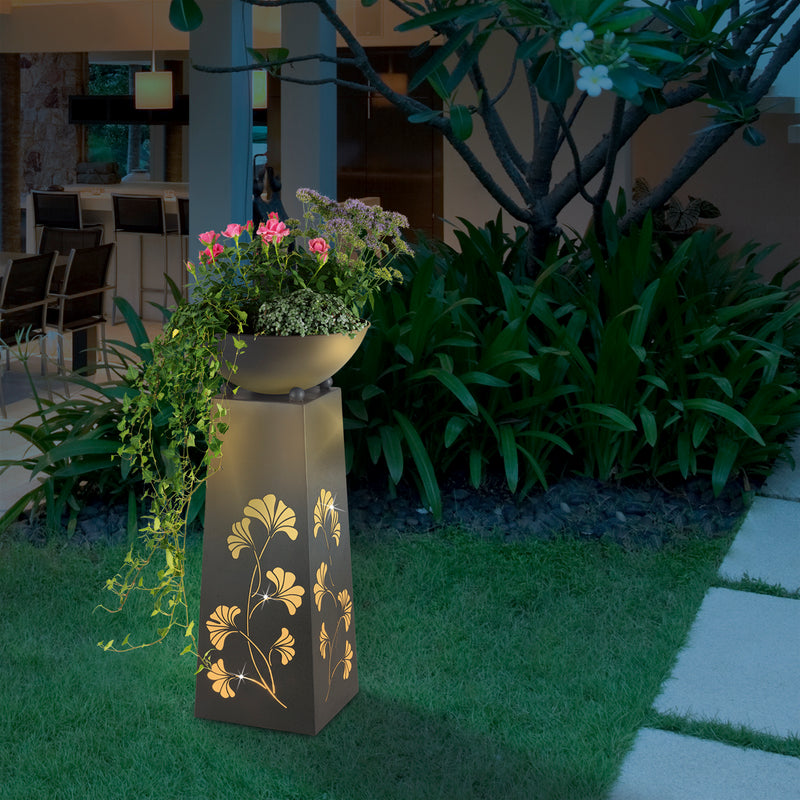 EASYmaxx LED-Dekosäule mit Pflanzschale in Beton-Optik grau mit warmweiß leuchtendem Gingko-Design und dekorativer Pflanzschale.