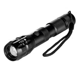 MAXXMEE Power-Taschenlampe 3,7V schwarz 1800mAh mit 150 m Reichweite, 5 Leuchtmodi, robust, spritzwassergeschützt für Outdoor-Einsatz.