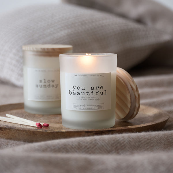 Luma Lab Duftkerze Mood "You are beautiful" brennt sanft im stilvollen Glas und schafft eine entspannte Atmosphäre zu Hause.