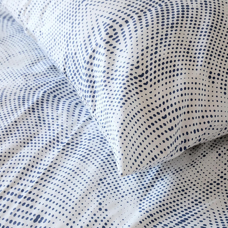 LUMALAND Bettwäsche im Galaxy-Punkte-Design Weiß-Blau mit Kissenbezug 80x80 cm, Bettbezug 135x200 cm, hochwertige Qualität und YKK-Reißverschluss.