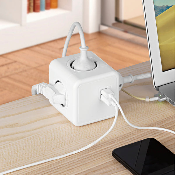 MAXXMEE Steckdosen-Würfel mit 4 Steckdosen und 2 USB-Anschlüssen, platzsparend und ideal zum Laden verschiedener Geräte.
