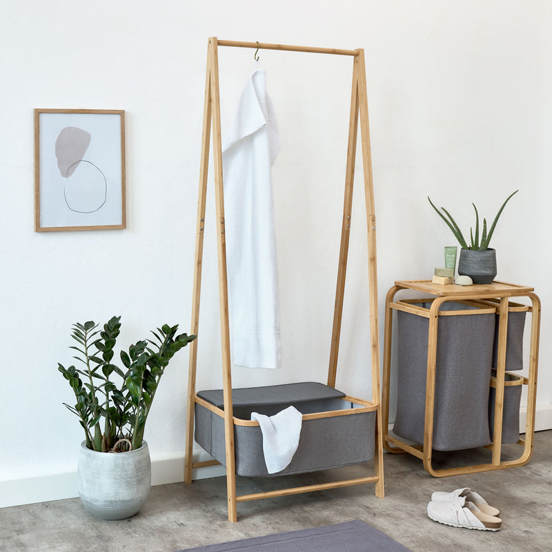 LUMALAND Kleiderständer aus Bambus 159x60x45 cm beige, stabil mit Ablagefach, modernes Naturdesign für Jacken, Schuhe und Accessoires.