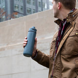 THERMOS Guardian Line Isolier-Trinkflasche 700 ml lake blue aus Edelstahl mit doppelwandiger Isolierung und auslaufsicherem Push Button Deckel.