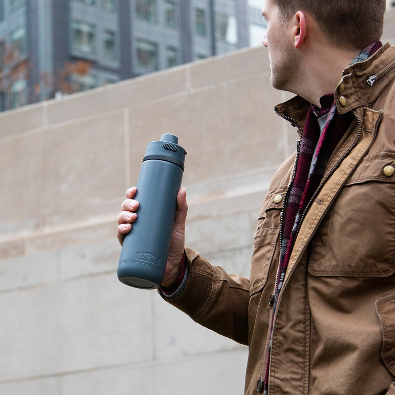 THERMOS Guardian Line Isolier-Trinkflasche 700 ml lake blue aus Edelstahl mit doppelwandiger Isolierung und auslaufsicherem Push Button Deckel.