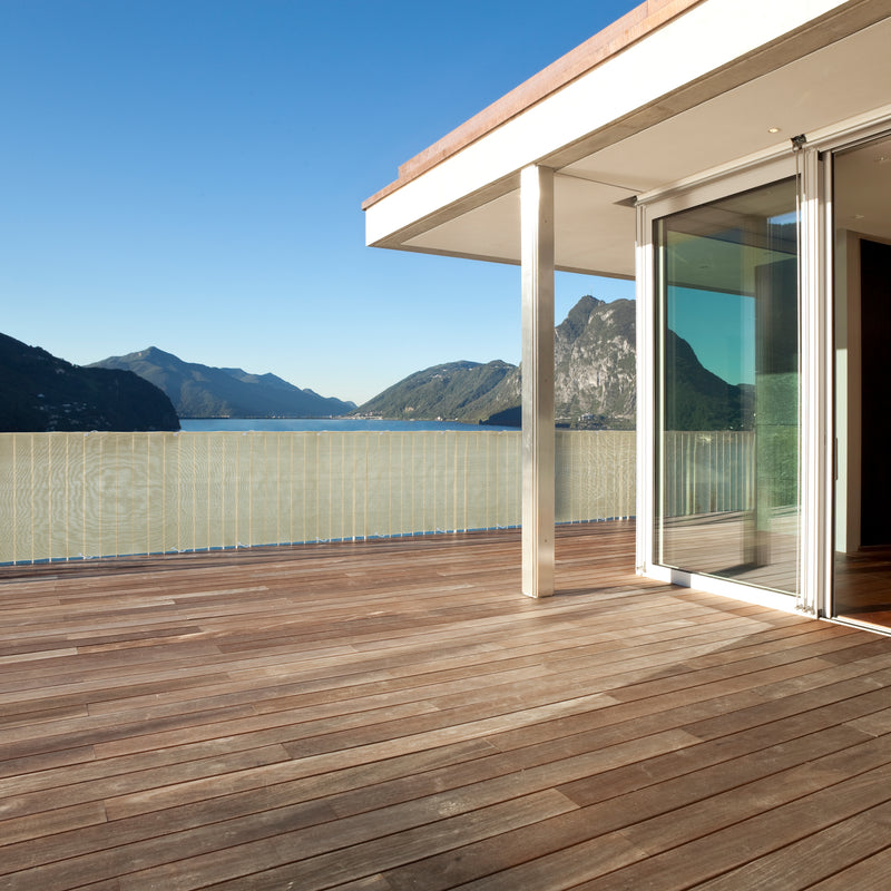 LUMALAND Balkonsichtschutz inkl. Befestigungsseil, 0,9 x 5 m, Sand, am Balkon montiert mit Berg- und Seeblick.