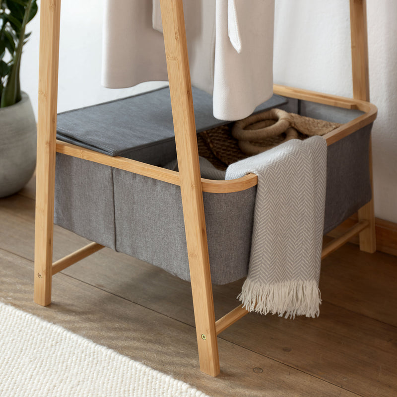 LUMALAND Kleiderständer aus Bambus 159x60x45 cm, beige, mit integriertem Ablagefach, stabil und modern für Jacken und Accessoires.