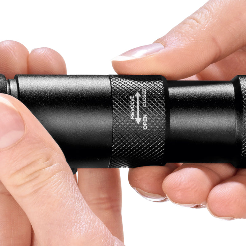 MAXXMEE Power-Taschenlampe 3,7V schwarz 1800mAh mit robustem Gehäuse und 5 Leuchtmodi für Outdoor-Einsatz bis 150 m Reichweite.