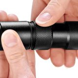 MAXXMEE Power-Taschenlampe 3,7V schwarz 1800mAh mit robustem Gehäuse und griffigem Drehmechanismus für Outdoor und Notfälle.