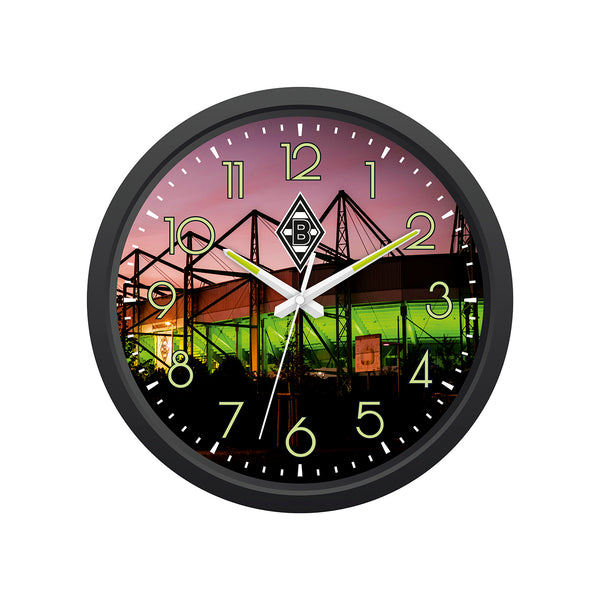 Borussia Mönchengladbach Wanduhr "Glow in the dark" mit Stadion-Motiv, leuchtenden Zahlen und Zeigern, Ø 34 cm, batteriebetrieben.
